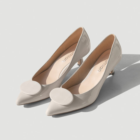 予約：2026SS：オーバルパーツ付き パンプス（m45022）ニュアンスグレーE